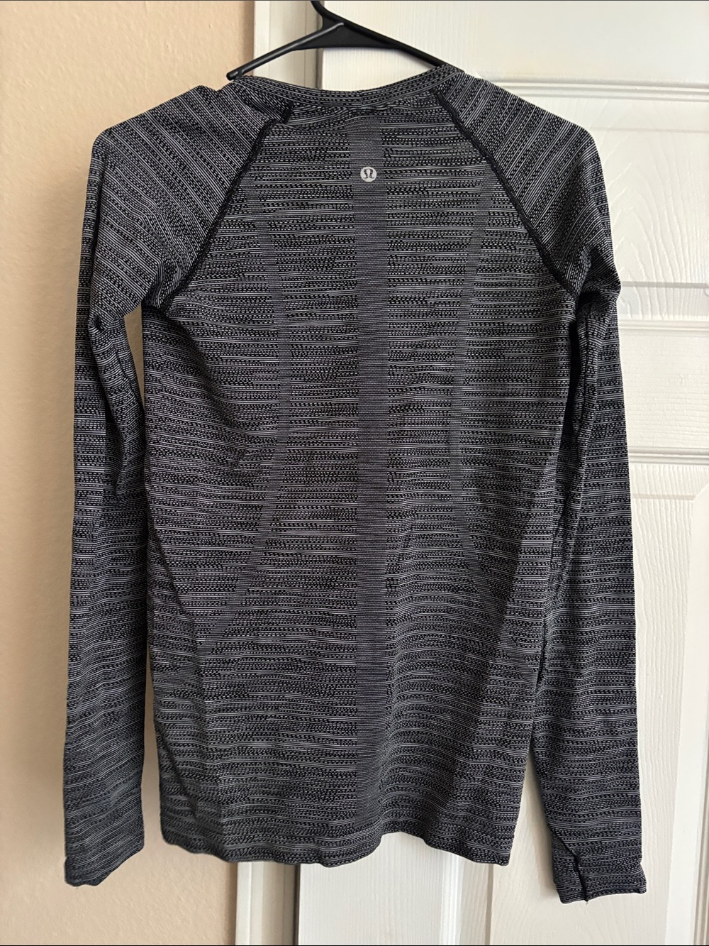 lululemon athletica women’s Black and Gray long sleeve shirt with thumb holes